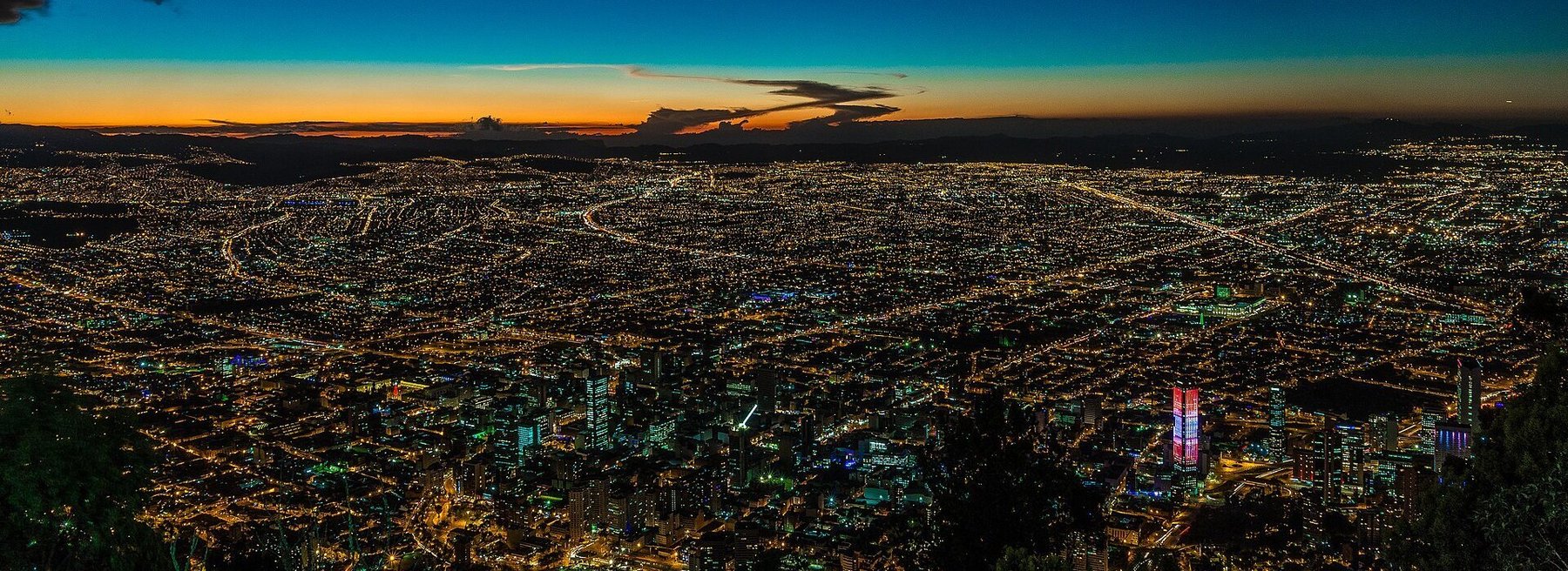 Bogotá al anochecer vista desde Monserrate, con el centro de la ciudad iluminado